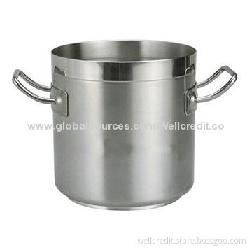Stainless steel stock pot with cover and capsule bottom